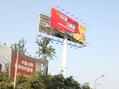 华宁户外广告怎么做才能让人一眼记住？